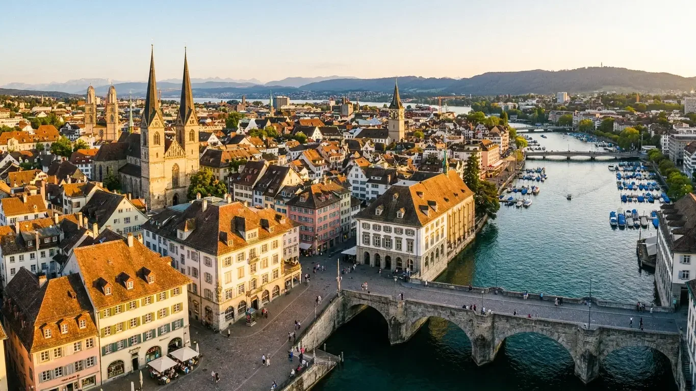 Vue panoramique d'une ville européenne au coucher du soleil pour un city break le temps d'un week-end